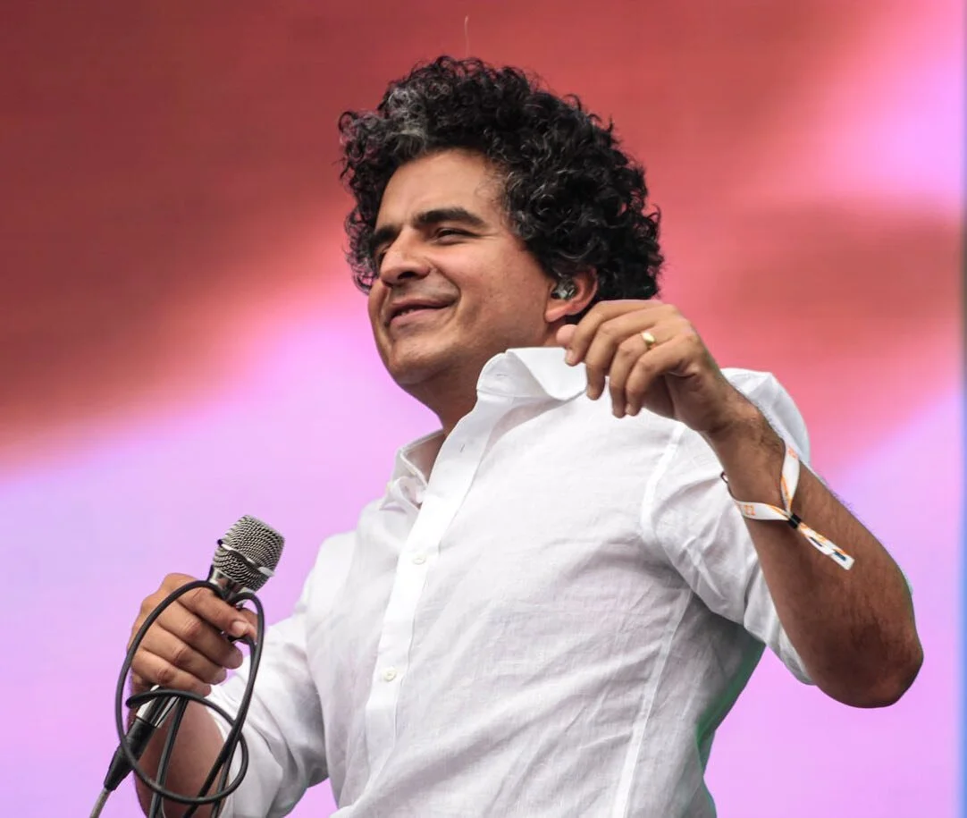 El talentoso artista oriundo de florida con ra&iacute;ces ecuatorianas @heladonegro empez&oacute; su presentaci&oacute;n en el @coronacapitalgdl con &ldquo;are | here&rdquo; seguida por &ldquo;Gemini and Leo&rdquo;. 

📸 @m_o_nphotography 

&iexcl;Si