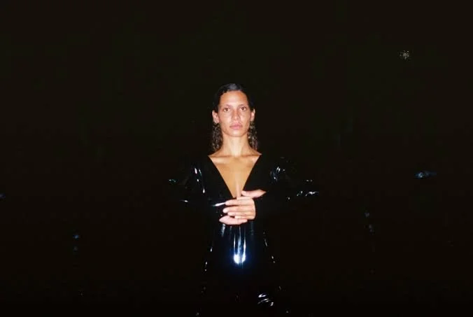 Bailando con la naturaleza y la magia de Okay Kaya
