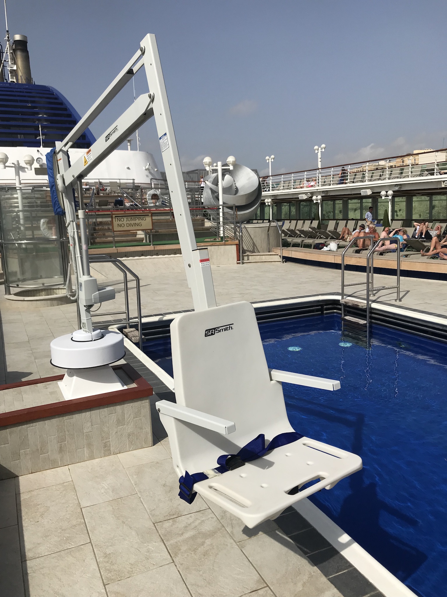splash-extended-reach-hi-lo-cruise-ship-rmt-pool-access-lifts.jpg