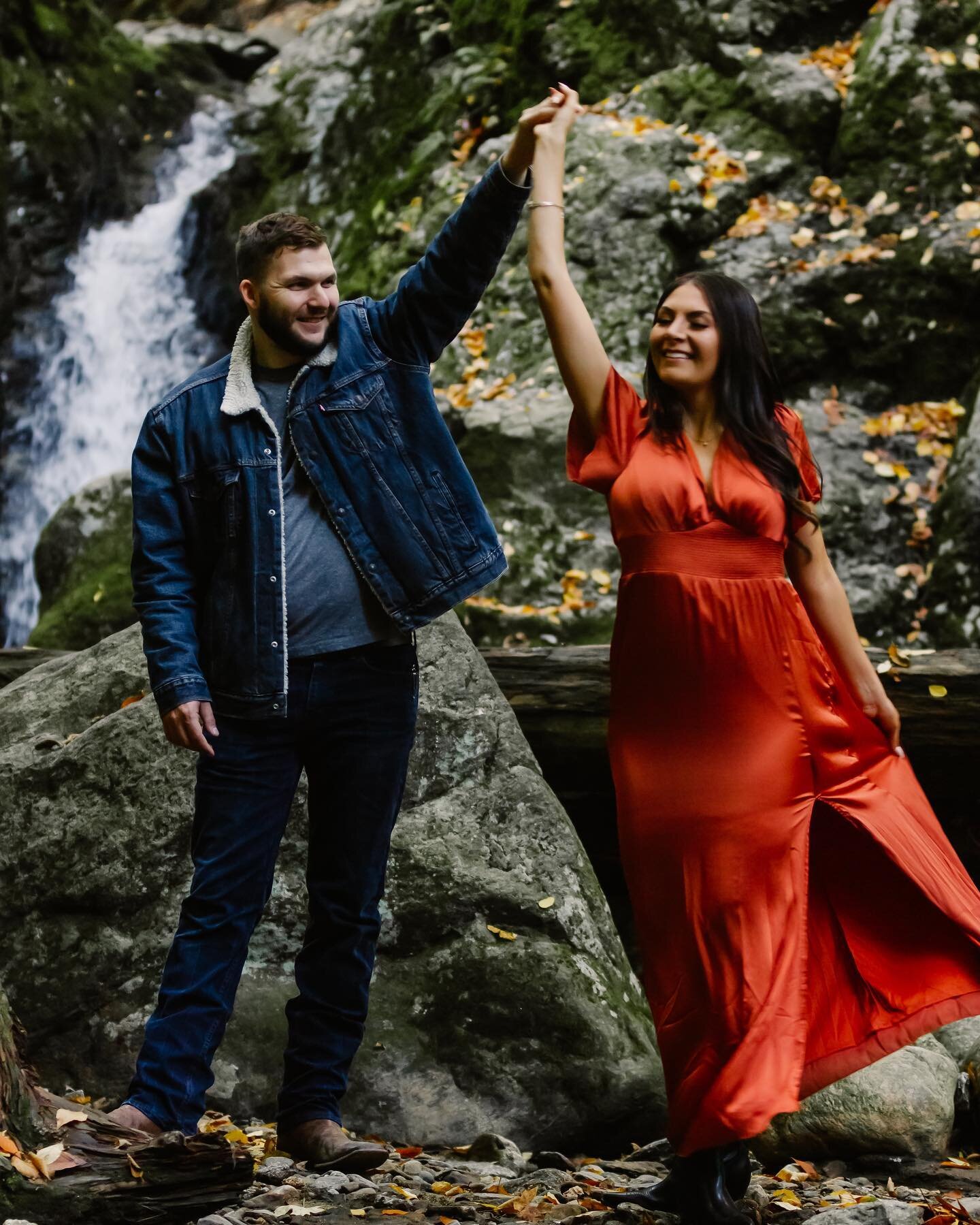 Happy Friday!! To all the couples getting engaged, married, looking to have their first photoshoot taken with their favorite person or you just can&rsquo;t get enough photos with your significant other book @mattedpictures  for your photoshoot!
-
Pho