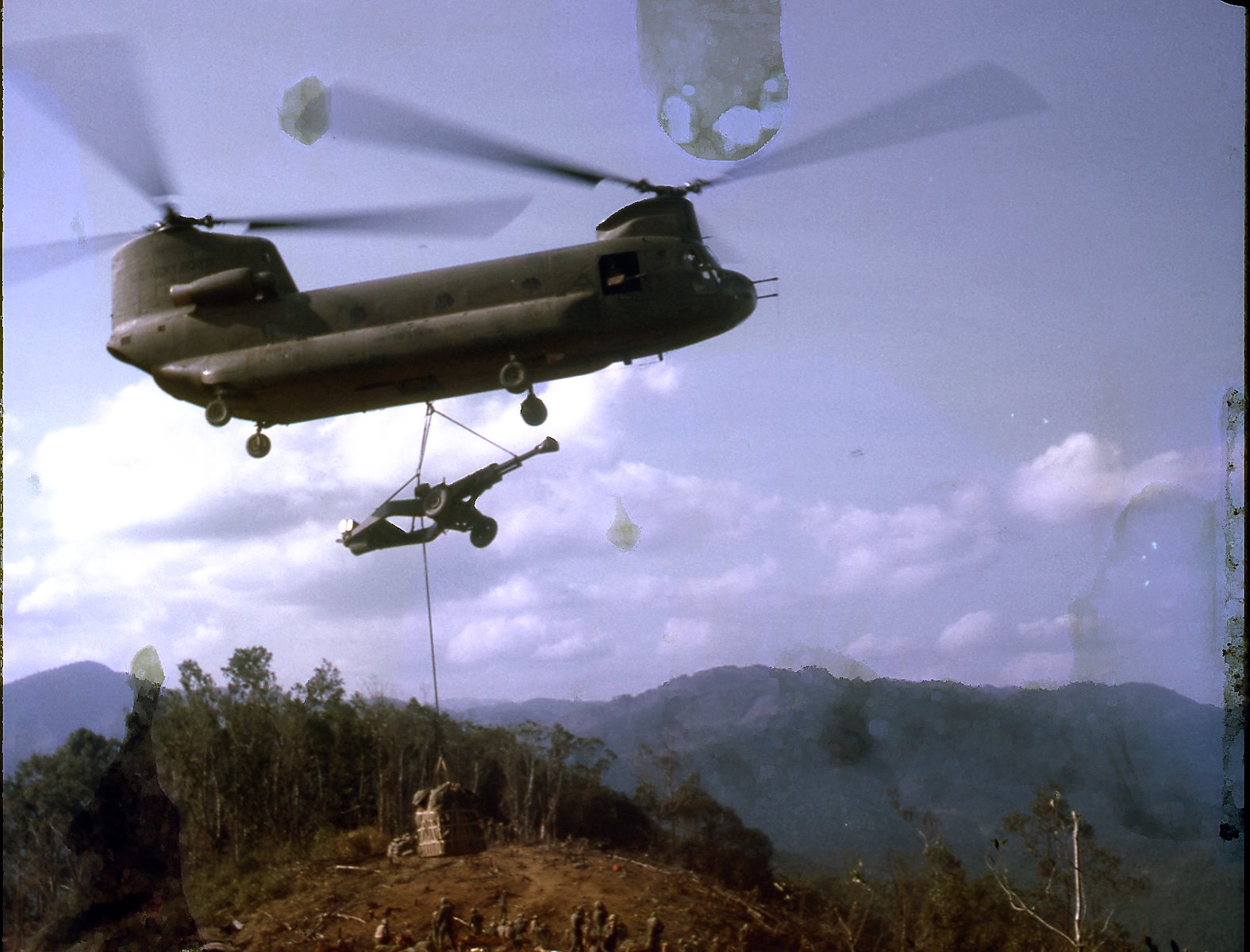 19670206-12 LZ Hump Chinook with Howitzer 21.jpg