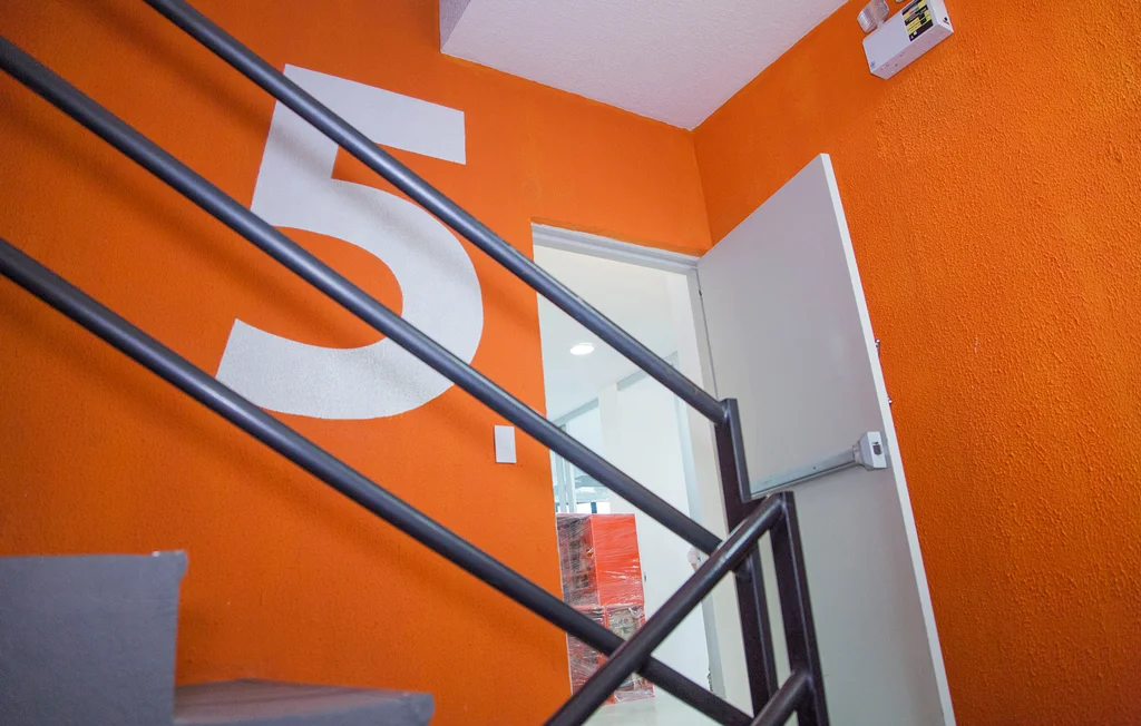 Números y colores aplicados en las escaleras del edificio