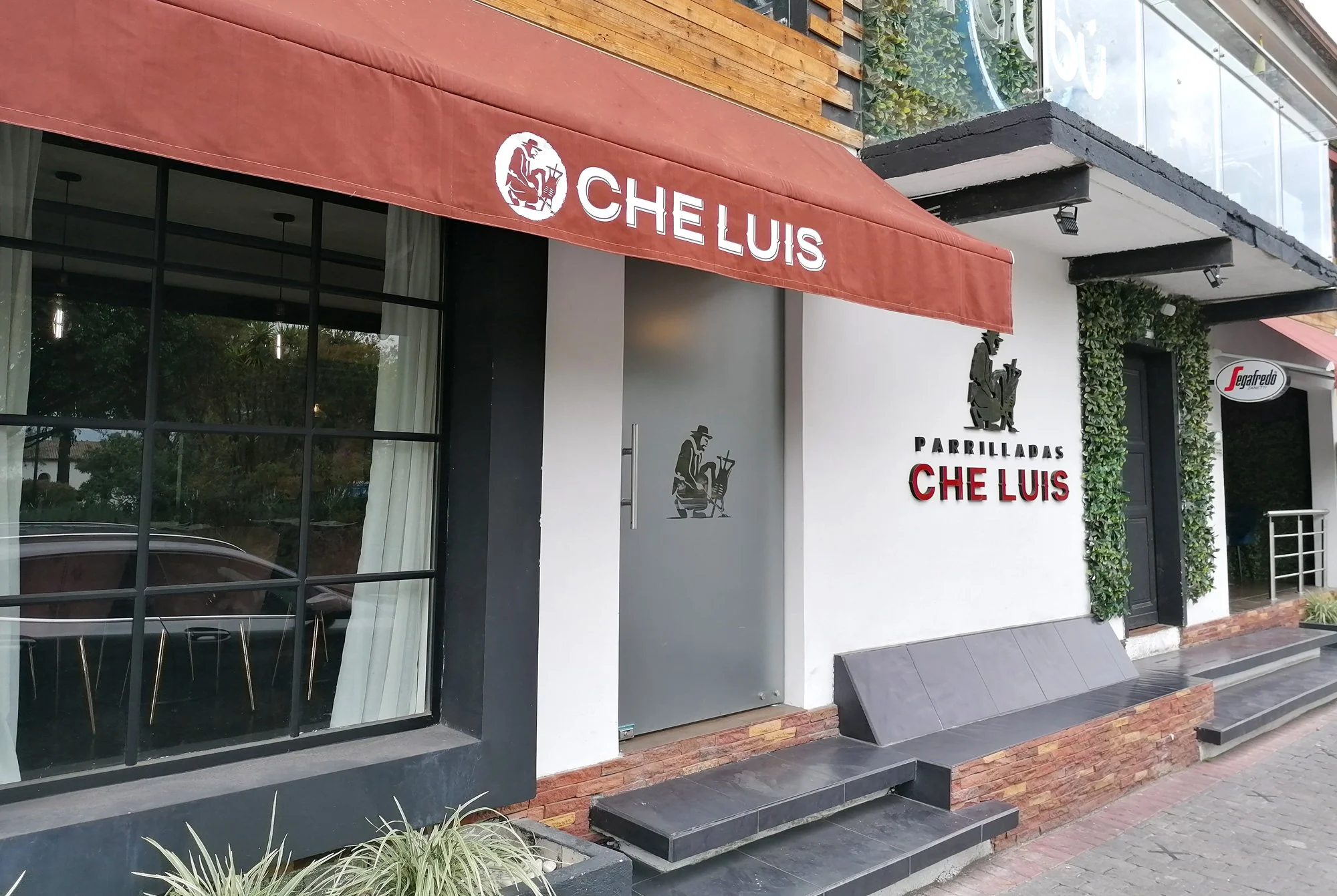 03CHE-LUIS.jpg