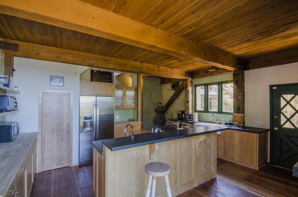 Another view of the the kitchen.