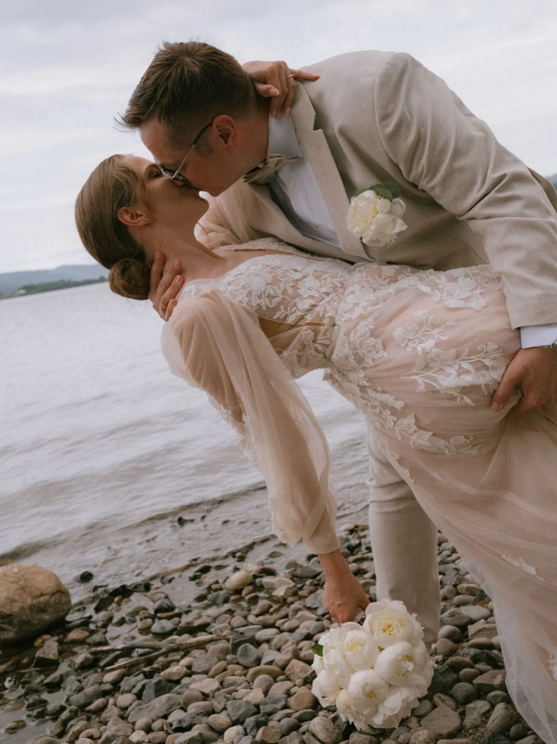 Tenk at jeg f&aring;r jobbe som bryllupsfotograf, det er noe eget. (Stort sett) kjenner jeg ikke parene jeg fotograferer fra f&oslash;r, men p&aring; bare noen timer blir jeg likevel kjent med dem p&aring; en m&aring;te som er vanskelig &aring; sette