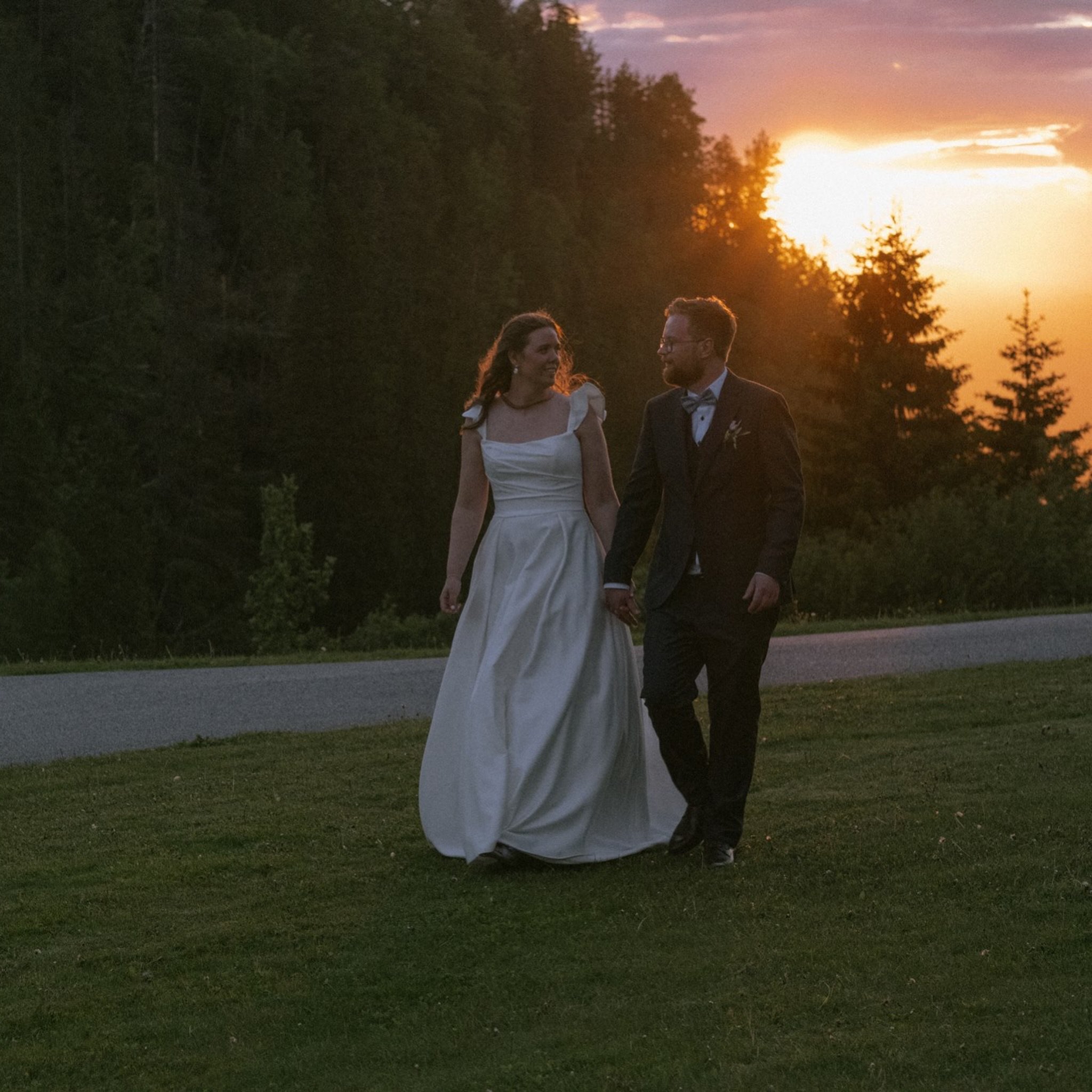 Malin og Jacob for alltid! ❤️ For en nydelig dag! Bonus med solnedgang!

Det kommer flere bilder fra bryllupsdagen til disse to i en feed n&aelig;r deg 📸