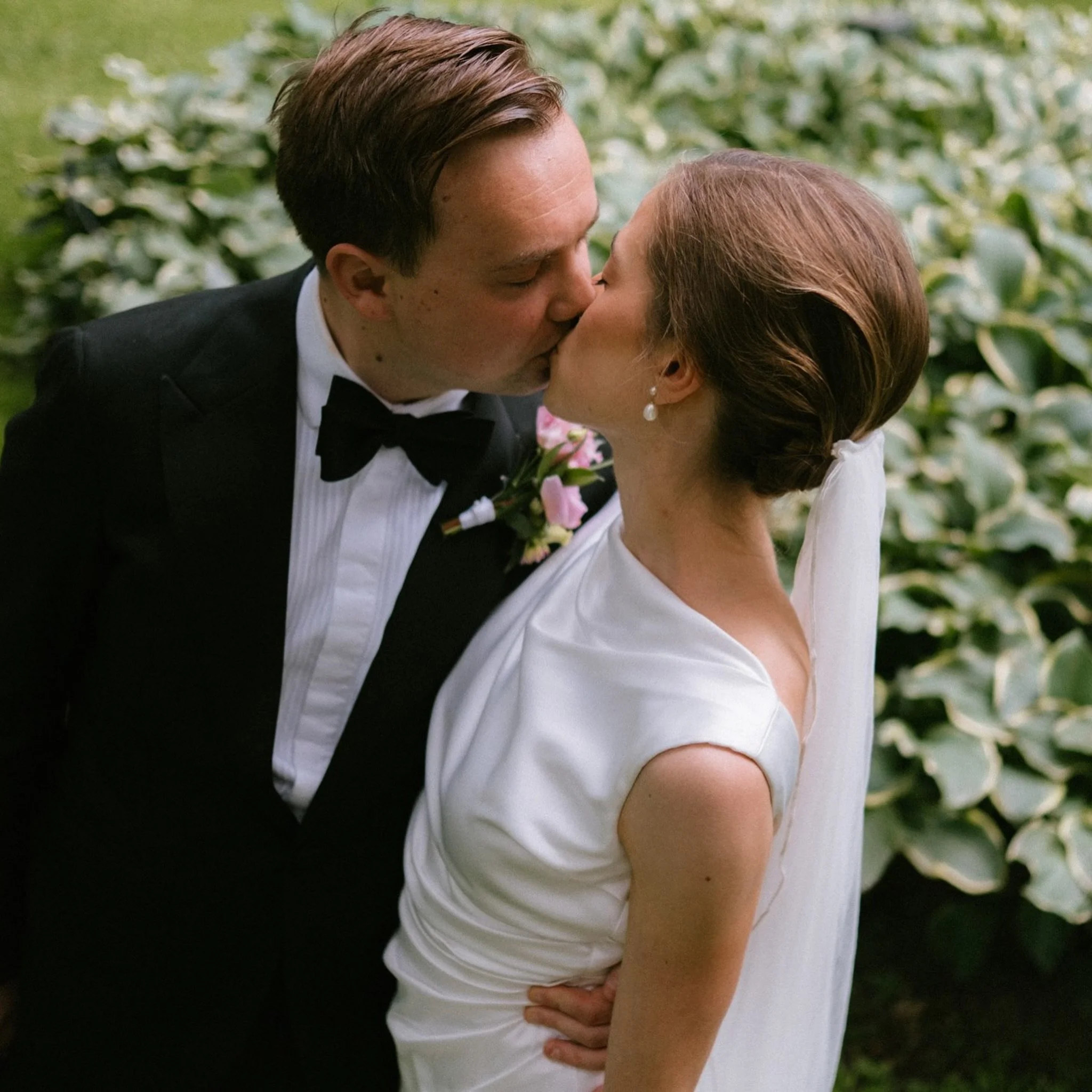 Hanne + Arne 4.juli 2026

For en fin dag! Takk for at jeg fikk v&aelig;re med &aring; dokumentere dagens deres 🤍🌻
