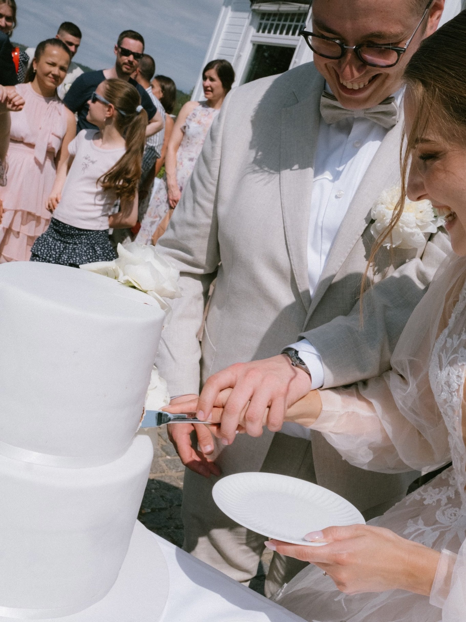 Et valg jeg alltid st&oslash;tter: kutting av bryllupskake etter vielse utend&oslash;rs! 🍰