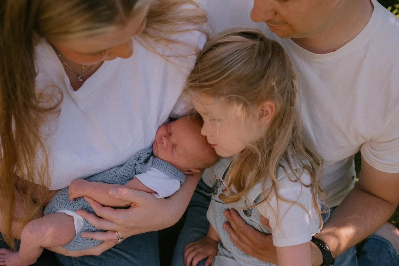 Innimellom bryllupene i sommer har jeg knipset noen s&oslash;te familier. Her en s&oslash;t gjeng med fersk lillebror hjemme i hagen ☀️ Send en melding om du vil ha bilder av flokken din!