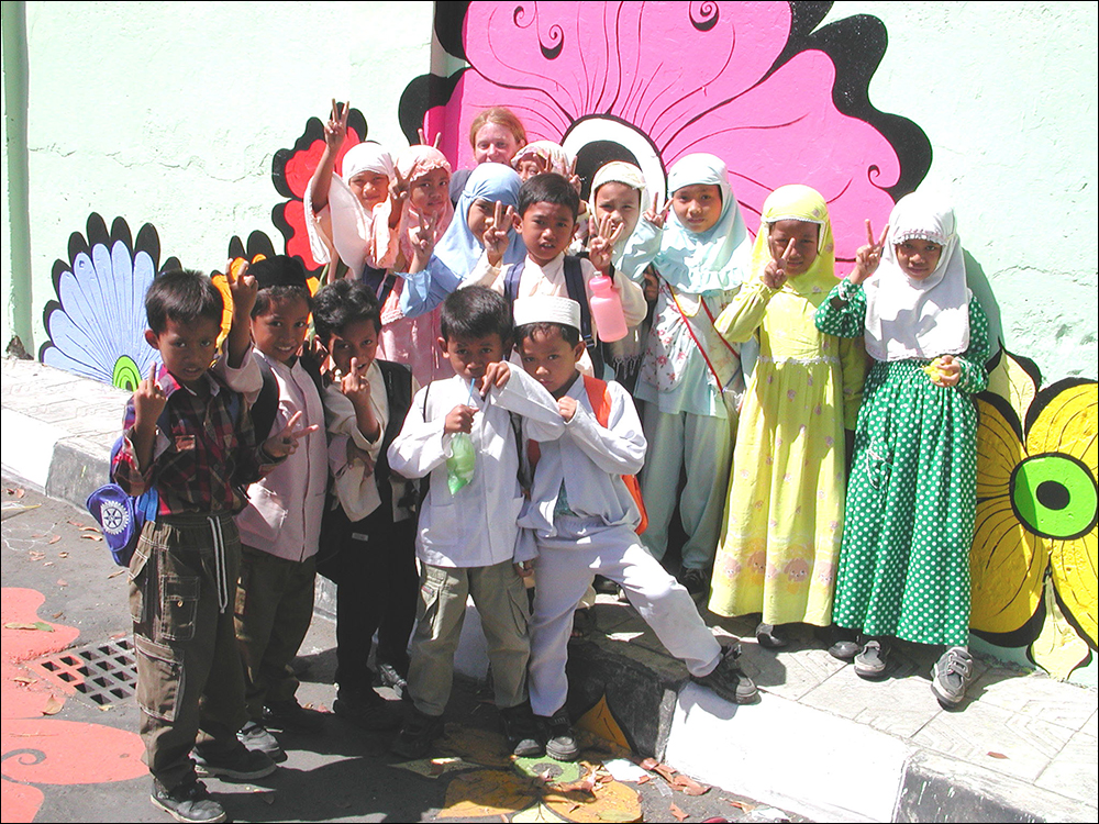 Megan----kids-in-Muslim-clothes-in-front-of-mural-#2.jpg