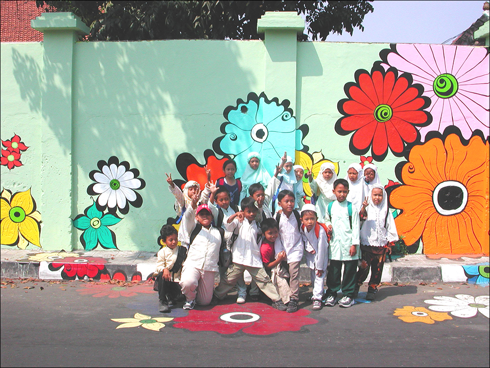 Megan----kids-in-Muslim-clothes-in-front-of-mural-#5.jpg