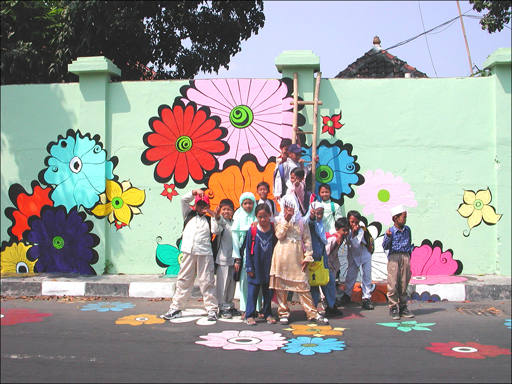 Megan----kids-in-Muslim-clothes-in-front-of-mural-#4.jpg