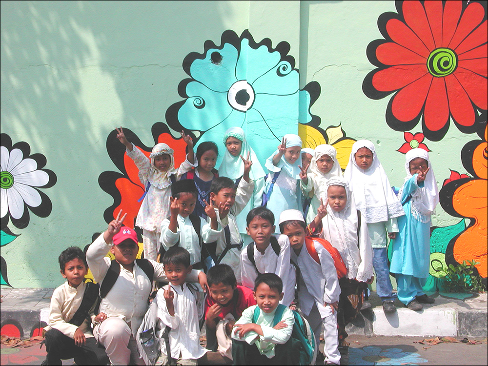 Megan----kids-in-Muslim-clothes-in-front-of-mural-#6.jpg