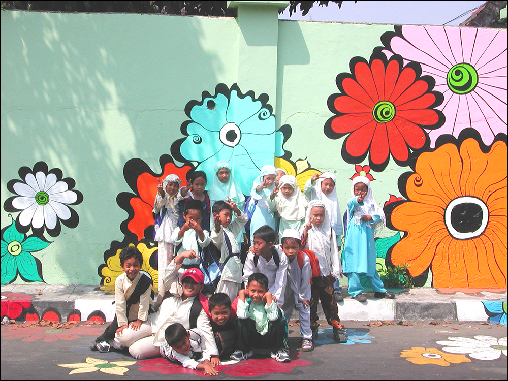 Megan----kids-in-Muslim-clothes-in-front-of-mural-#7.jpg