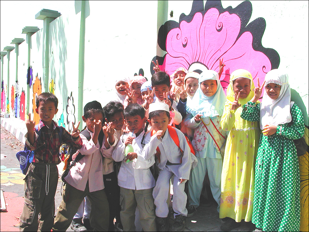 Megan----kids-in-Muslim-clothes-in-front-of-mural.jpg