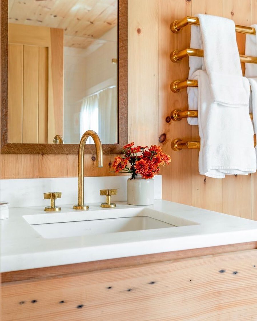 Reclaimed wood and lovely fixtures from @watermarkdesign in this guest bath. The set of towel bars on the right are actually towel warmers.
📸 @flylisted  @freddybloy 
.
.
.

#CameronStewartDesign #InteriorDesign #Charlestoninteriors #remodel #interi