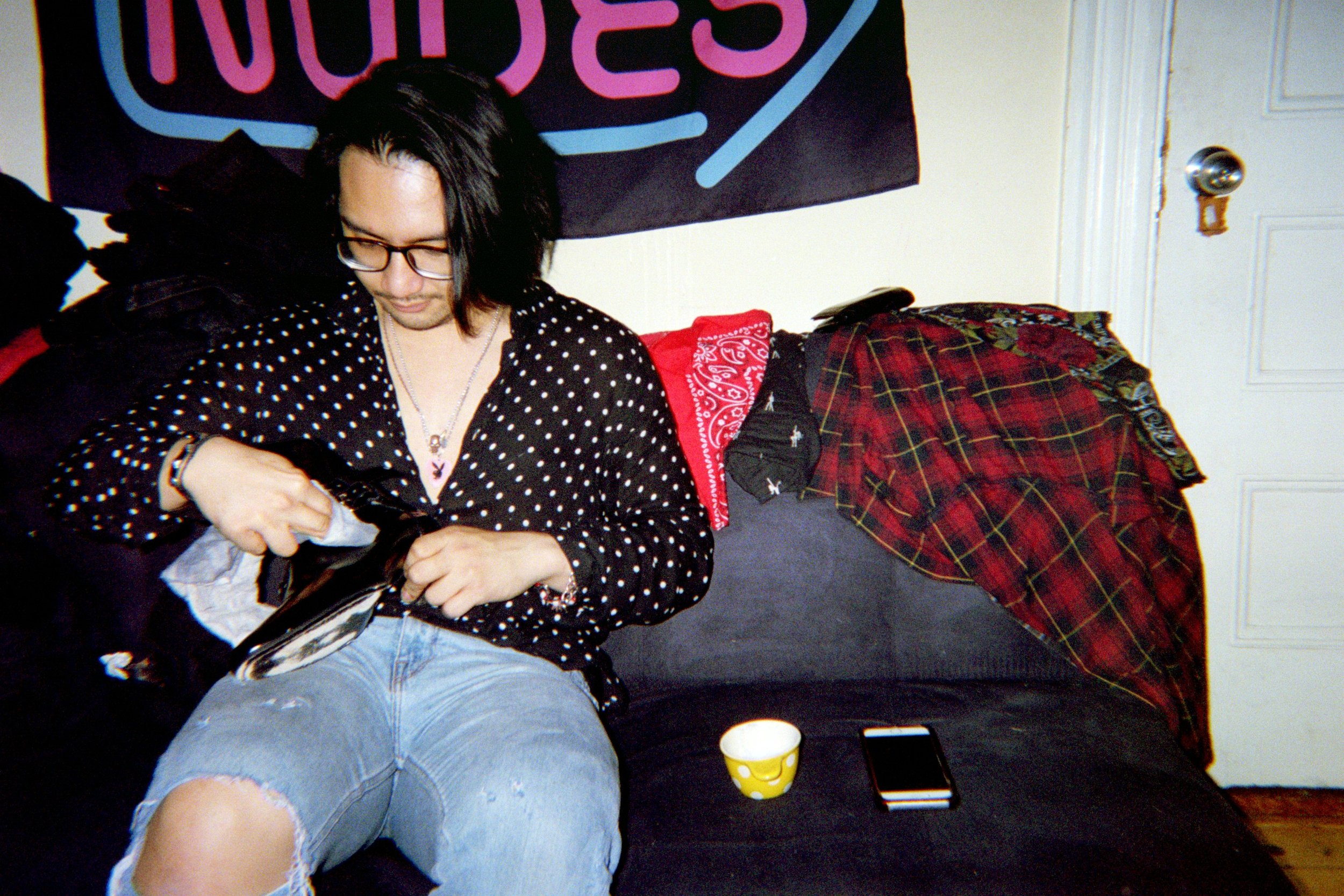 kurt cleaning his shoes