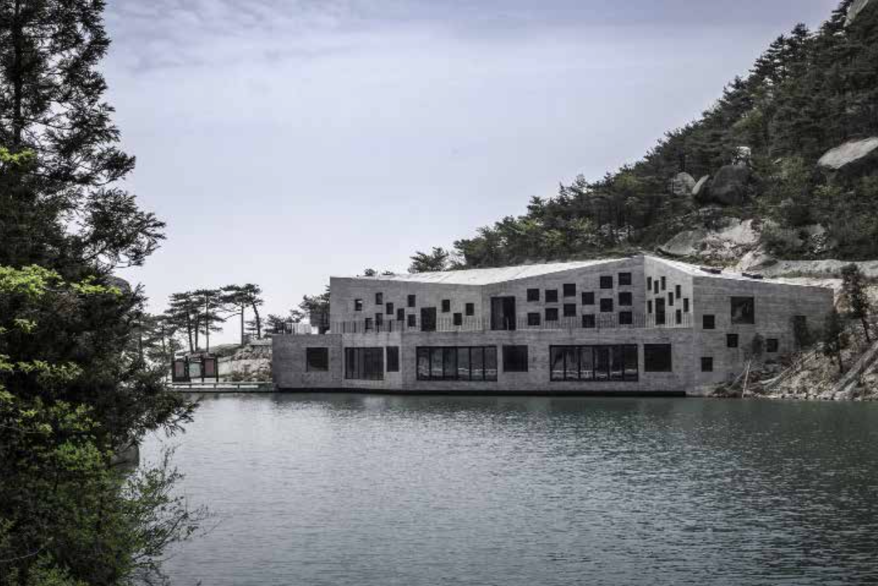 Marlène Leroux et l'atelier Archiplein, un premier travail en pierre massive en Suisse. 