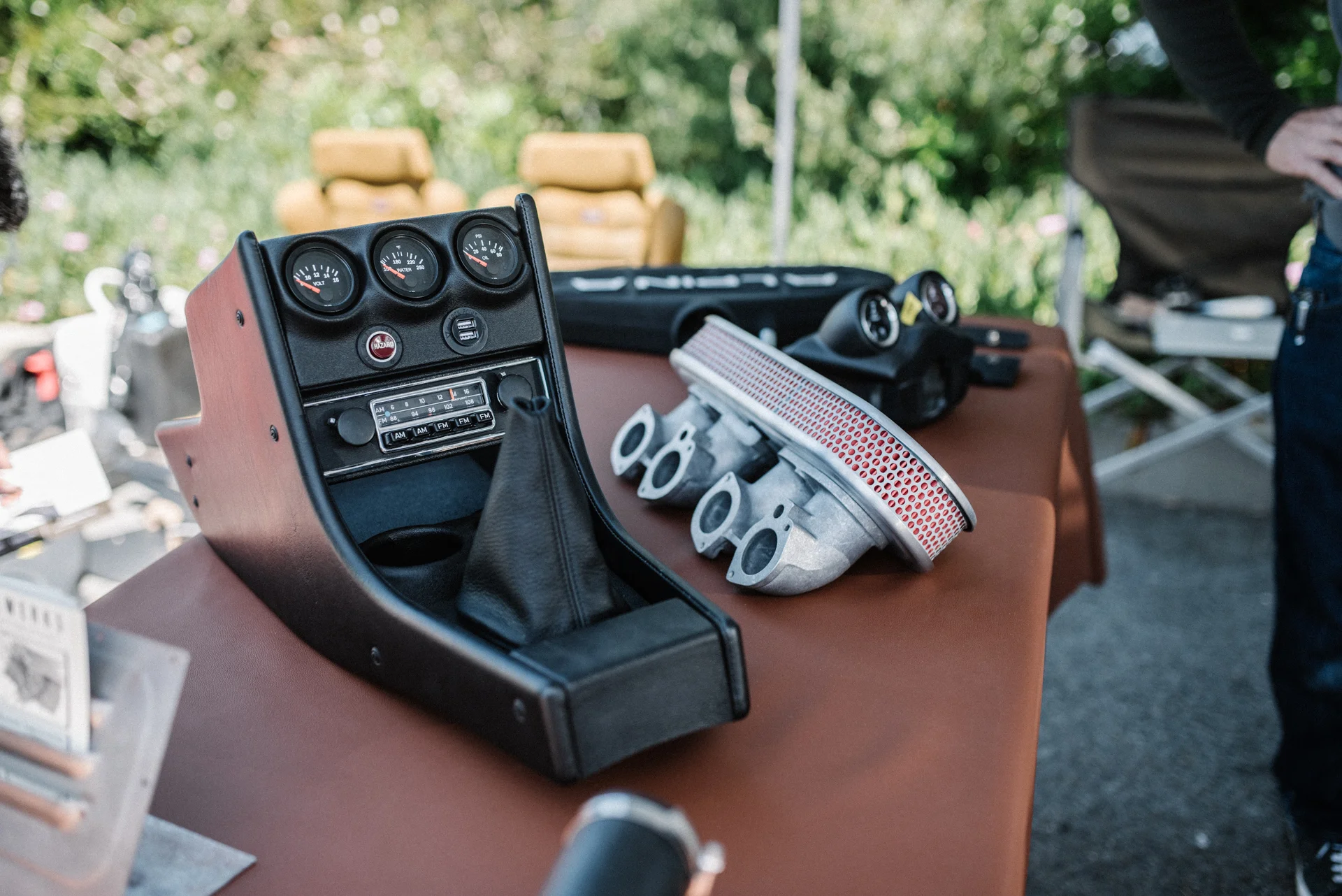 A complete, Kooglewerks center console set up, complete with cupholders.