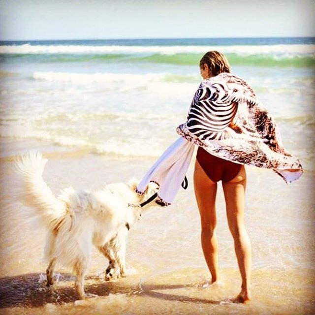 First day of summer ....!
Thinking of holidays and up coming travel.... with @travelswithnina rocking the Mohawk Zebra towel ! Re ordering now as it&rsquo;s already #soldout ! #vistautopiatowels