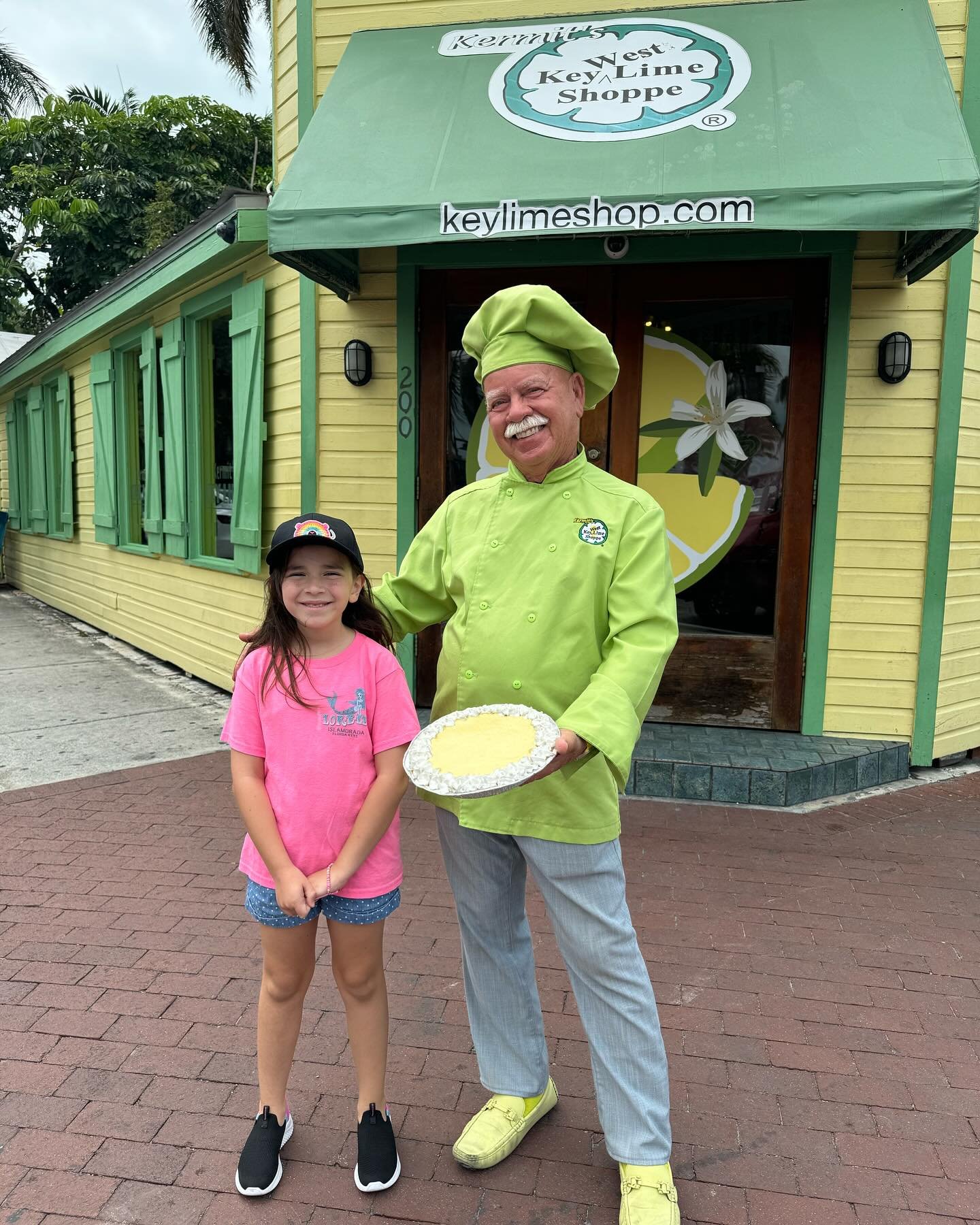 Savannah&rsquo;s Key West adventure just got a slice sweeter! 🥧 Finally met the legend behind the irresistible Kermit&rsquo;s Key Lime pie! @kermitskeylime #KeyWestEats #KermitsKeyLime #SweetTreats #FoodieAdventures #PiePerfection #MeetTheMaker #Mus