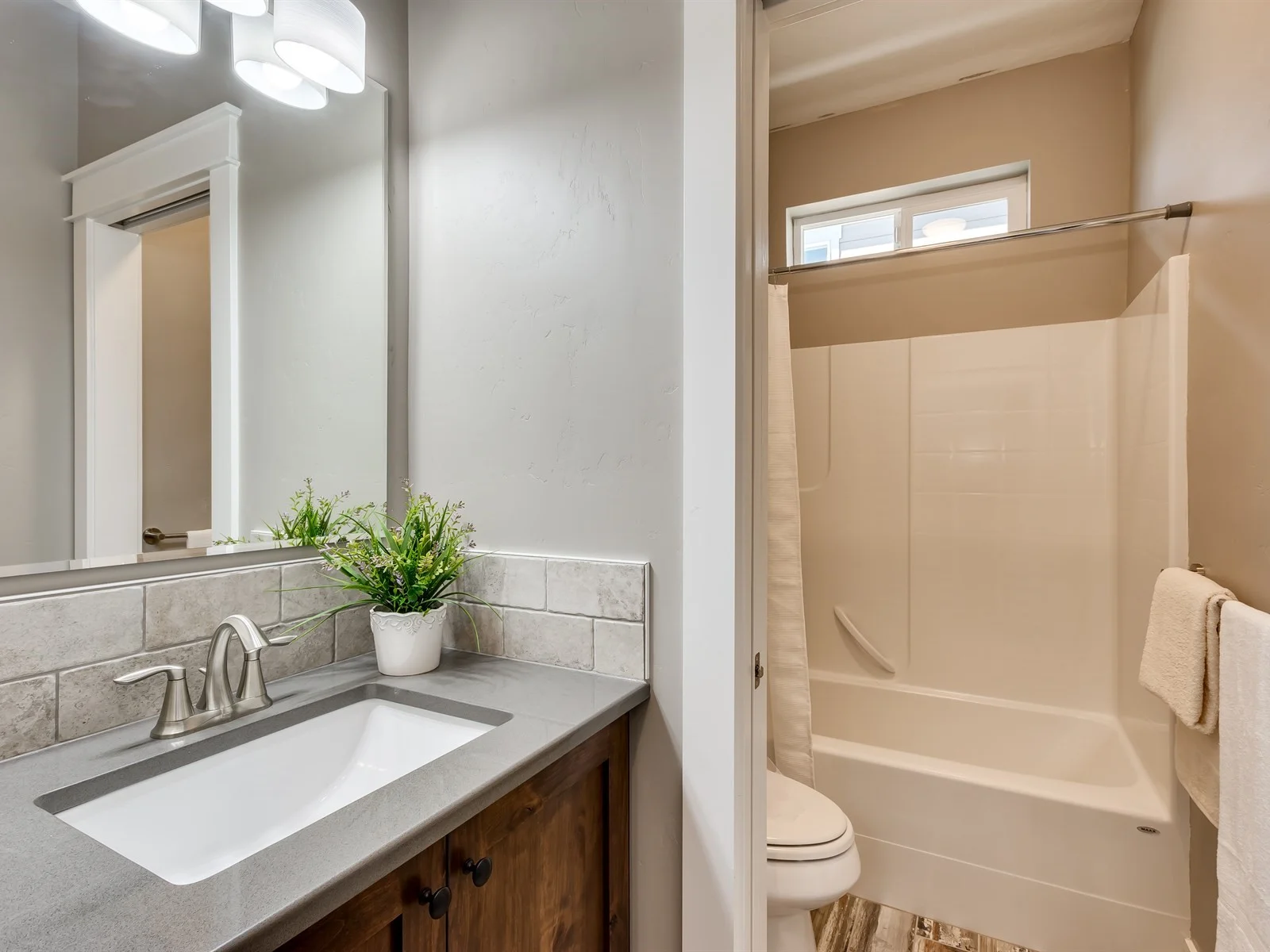 007_Bathroom .jpg