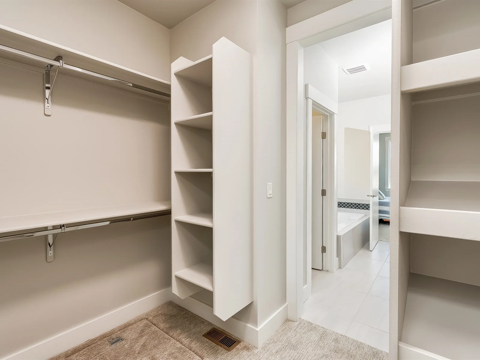 037_Master Closet.jpg
