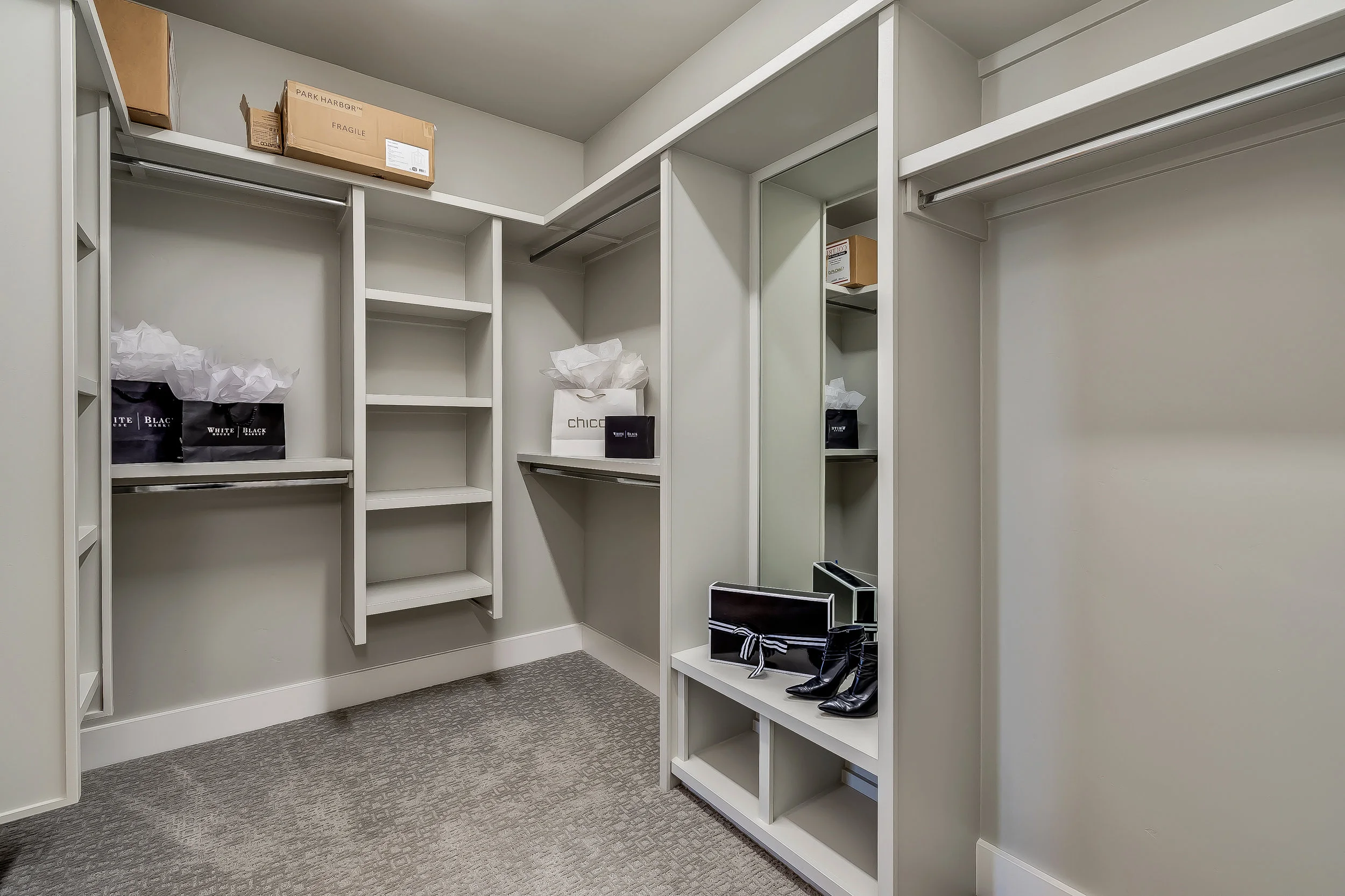 042_Master Closet.jpg