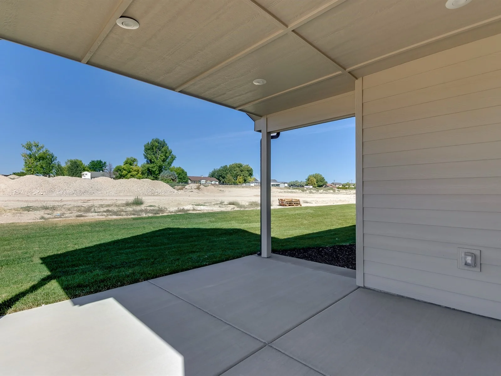 043_Back Patio.jpg