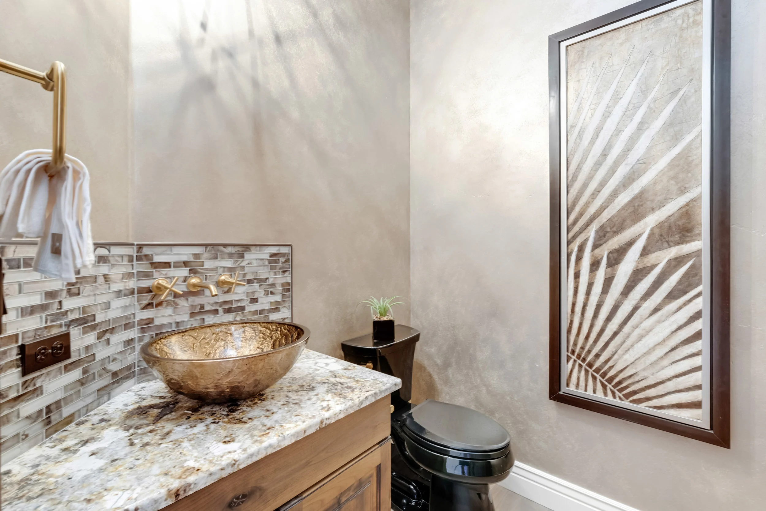 27-Powder Room.jpg