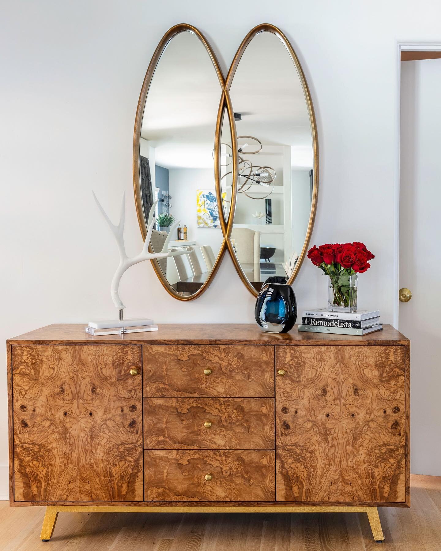 Welcome your guests in style! This foyer says &ldquo;Welcome! We are cool stylish people but also casual and warm. Kick off your shoes and Make yourself at home.&rdquo; The vintage mirror keeps it from feeling too precious. #designforlife
📸: @selavi