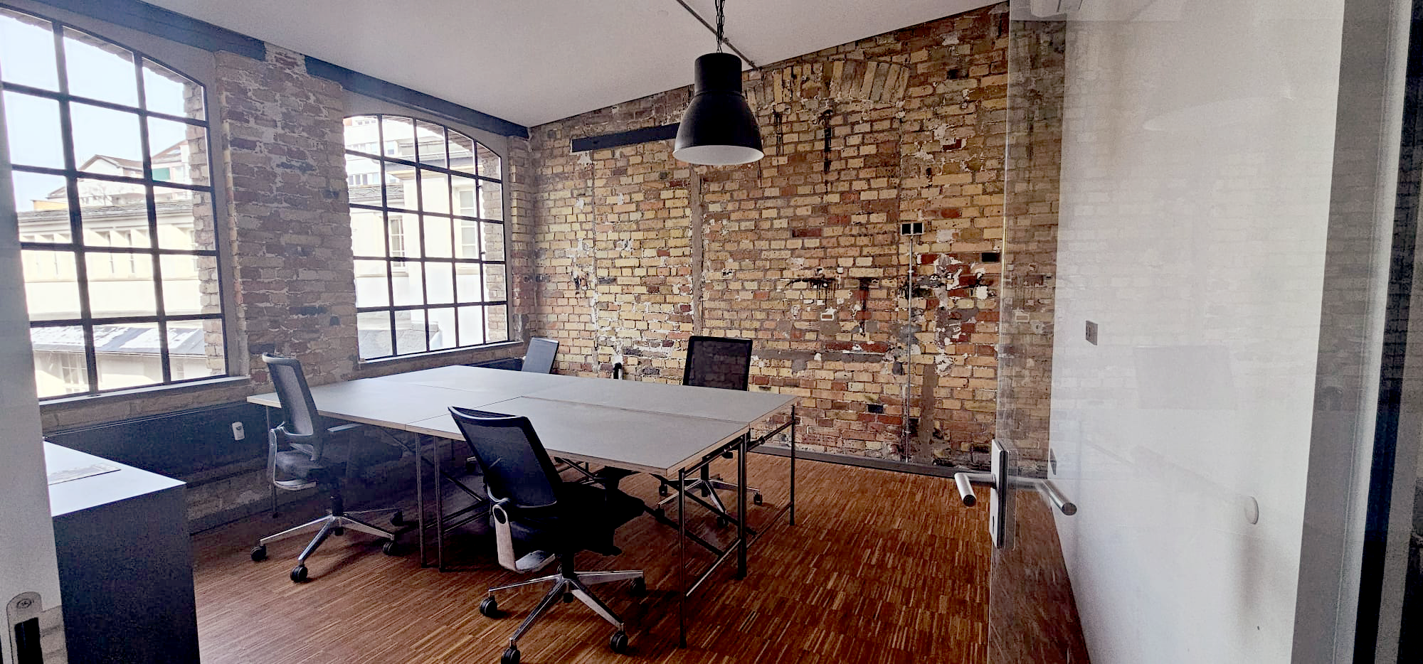 Bürozimmer in großem Office