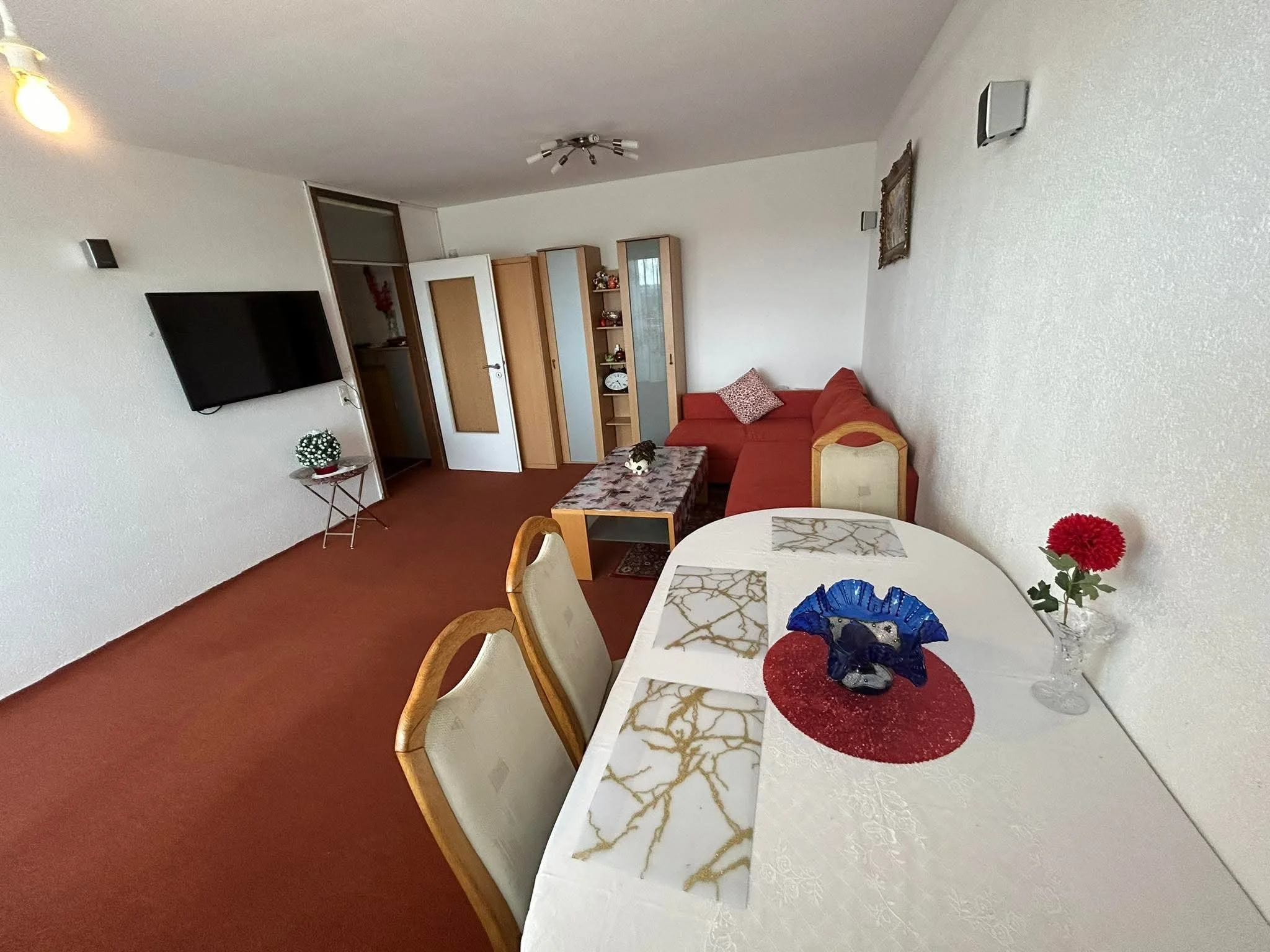 Rentnerin vermietet ein möbliertes Zimmer