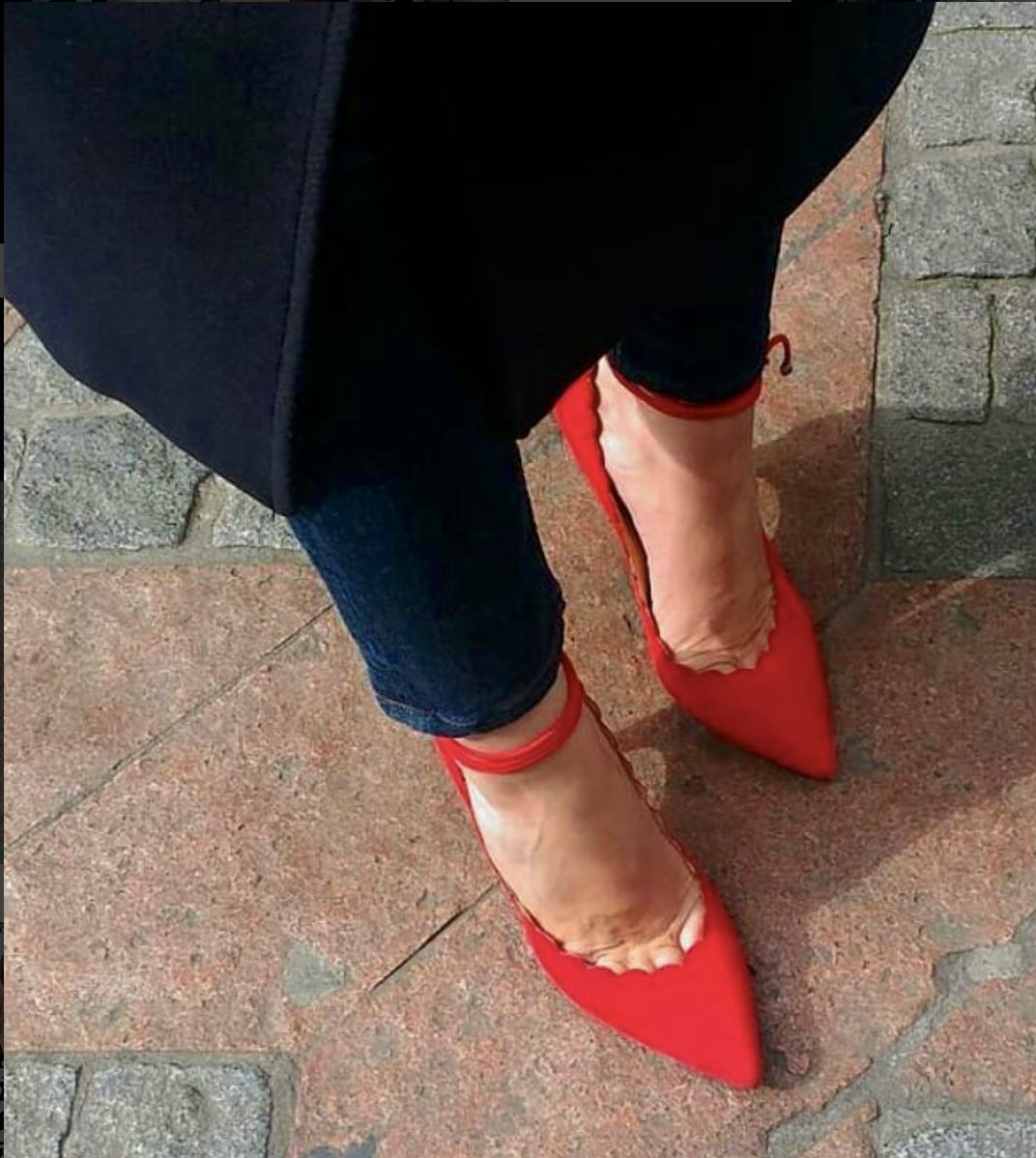 @mitsouko_ J'ai envie de joie et de couleurs 💞, une vieille photographie de Rosario de @biondacastana 🌹 #biondacastana #rougepassion #shoes #shoesporn #shoeslovers #shoescrush bon jeudi sous la pluie!!