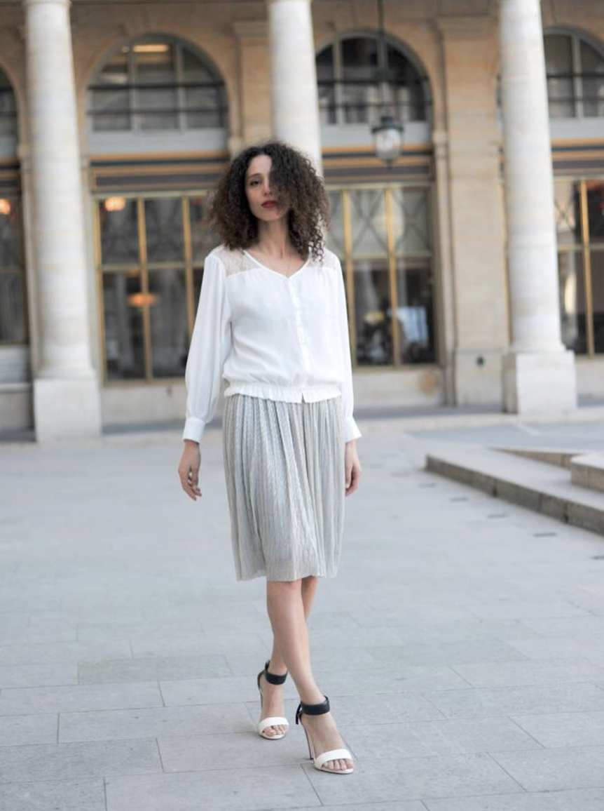 @ ithaablog Une autre version de mon Look, blouse et jupe irisée. Pour le shopping lien dans ma bio. #paris #palaisroyal #weddingirl #whiteblouse #whiteshirt #sisley #redlips #ootd #fblogger #parisian #paris #parisienne #weddingoutfit #wedding #biondacastana #louvre #parislouvre #colonnesdeburen 📸 @yacine.brh