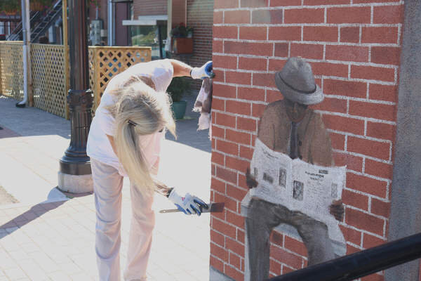 Artist Nancy Baker paints her mural behind Thomaston Grocery. (Photo by: Christine Simmonds)