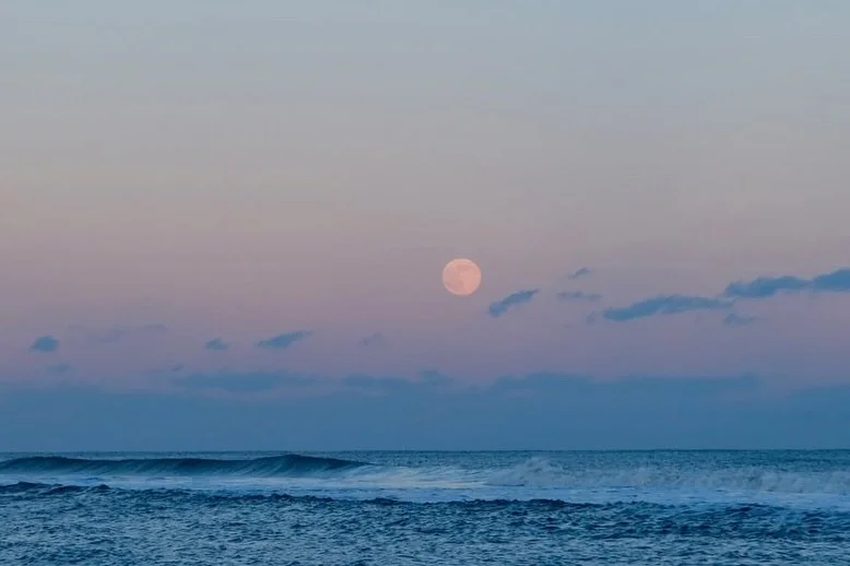 The December &ldquo;Cold Moon&rdquo; over the ocean this week. 🌕🌊

Photo: @mmgill