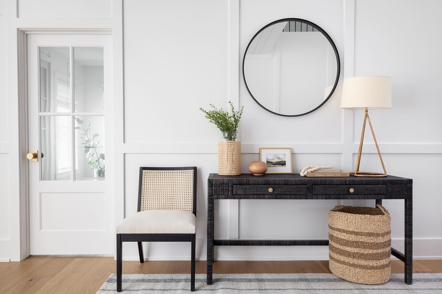 Foyer goals! Swipe to see the open concept in our #RiverRoadRemodel
.
.
Photography | @jillockhardtblaufuss 
Architect | @mevoldstudio