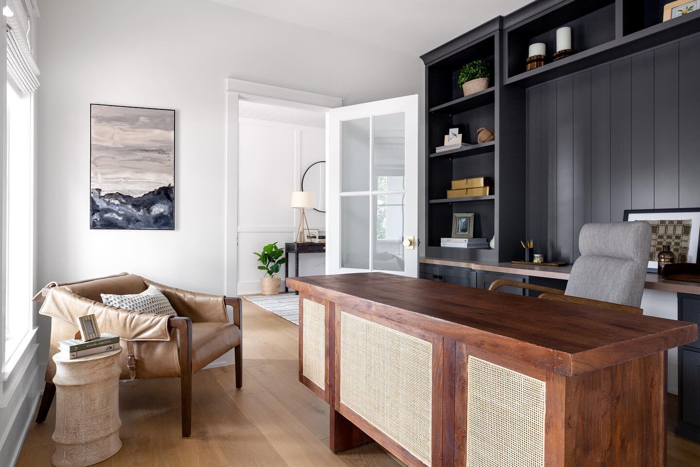 Masculine spaces can still be bright &amp; airy! We love the home office in our 
#RiverRoadRemodel
.
.
Photography | @jillockhardtblaufuss