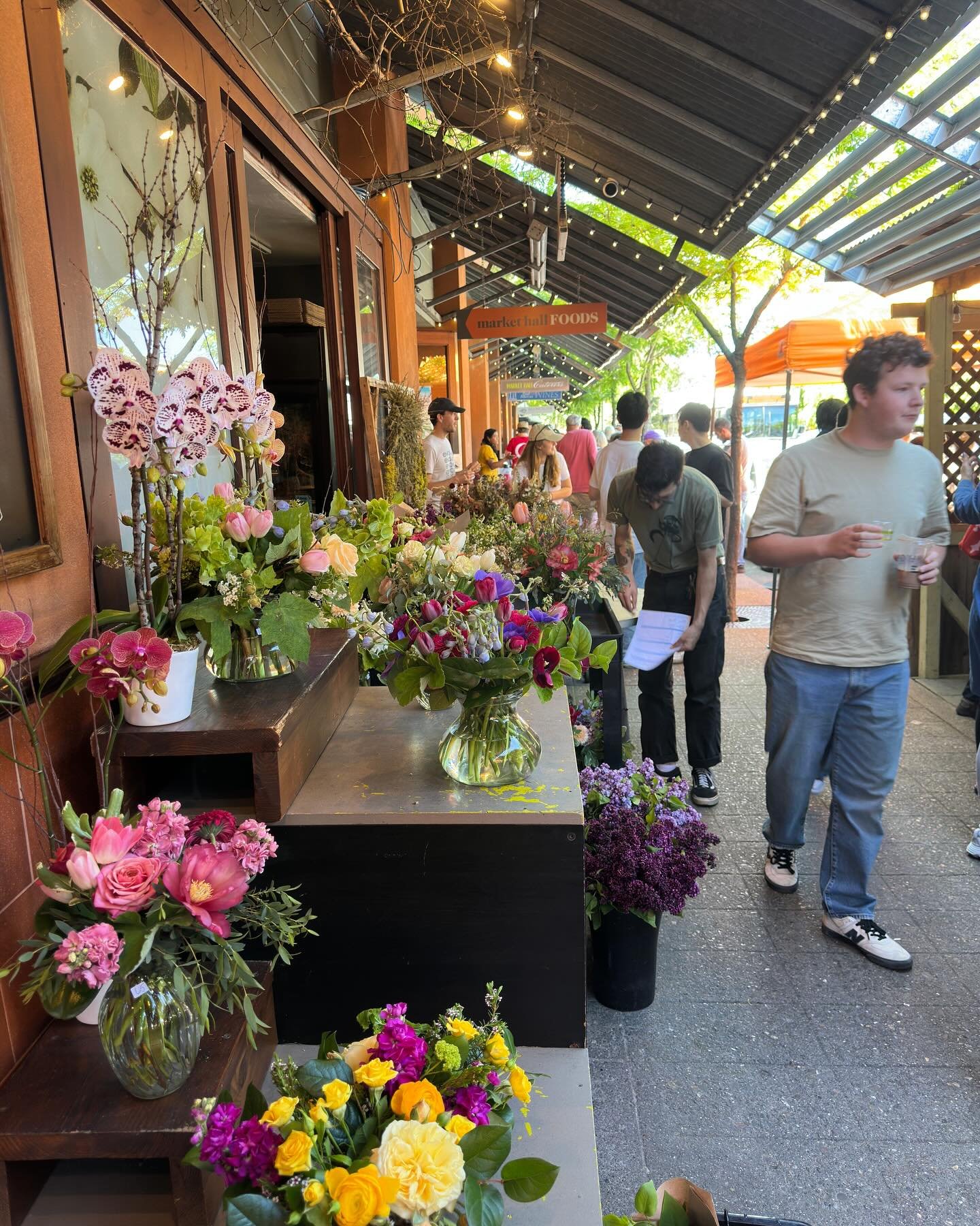 Don't miss the sidewalk sale and Indie food fest happening today! #rockridgeoakland