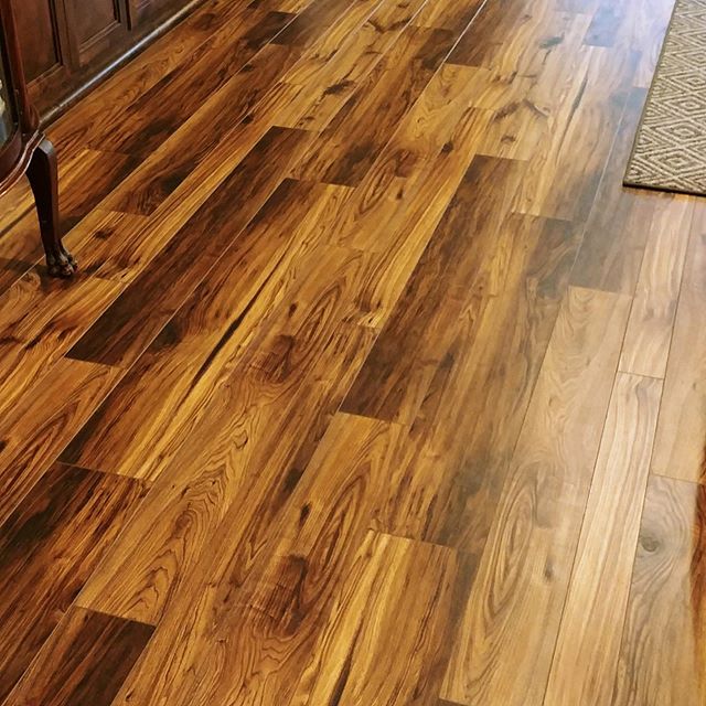 Traditional Beautiful acacia flooring.
13.5mm thick / 72 hour water / Multi-width/ resistant. Easy click together. Available now @lifestyle_flooring. . Featuring: equinox/ stellar
.
.
.
.
.
.
.

#flooringinstallation  #autogramtags #flooringideas  #t