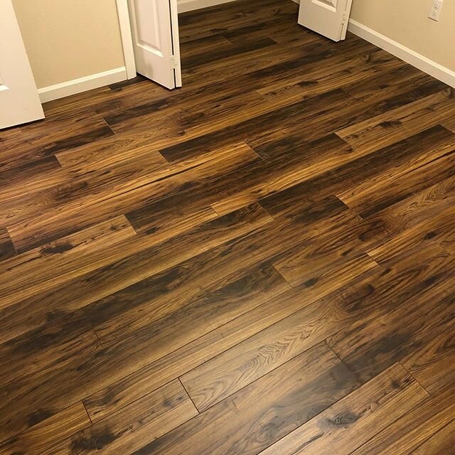 Such a beautiful remodel. Done by @zabossconcepts 
Materials provided by @lifestyle_flooring  Come in today pick your new floors and get an estimate. Happy Friday.
.
.
.
.
.
#sale #flooring #flooringinstallation #acaciaflooring #laminateflooring #ins