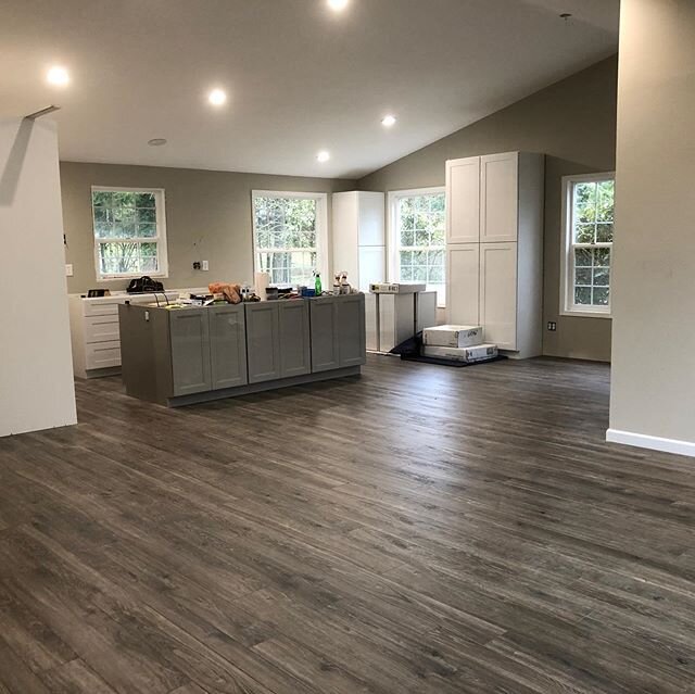 What a spectacular flooring color chosen by this home owner!!
Come in today 100&rsquo;s of options to pick from.....-INStock .
Product: equinox/ cardigan
.
.
.
.
#flooring #new #acreage #laminateflooring #click #kitchendesign #remodeling #grey #moder