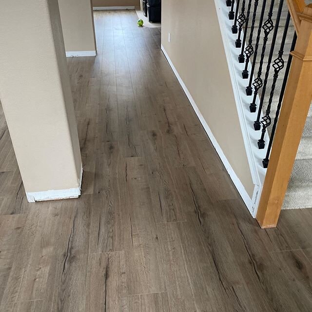 Remodel coming along. This flooring really works with the orange handrails and cabinetry. Finally found that pair!! Available now at @lifestyle_flooring .
Featured flooring: Triton /Breakwater
.
.
.
.
.
.
.
#flooring #remodel#vancouverwashington #flo
