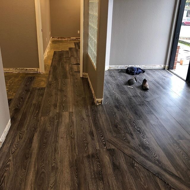 Office remodel with Commerical glue down vinyl planks...
Available @lifestyle_flooring .
.
.
.
.
.
.
.
#flooring #commerical #rental #gluedown #battlegroundwa #vinylplankflooring #remodel #remodeling #diy #wideplankflooring #waterproof #office #const