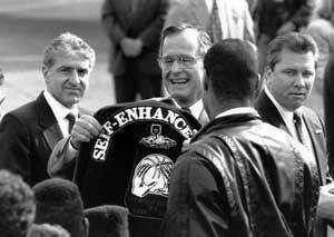 El presidente Bush recibiendo una chaqueta de Letterman del SEI
