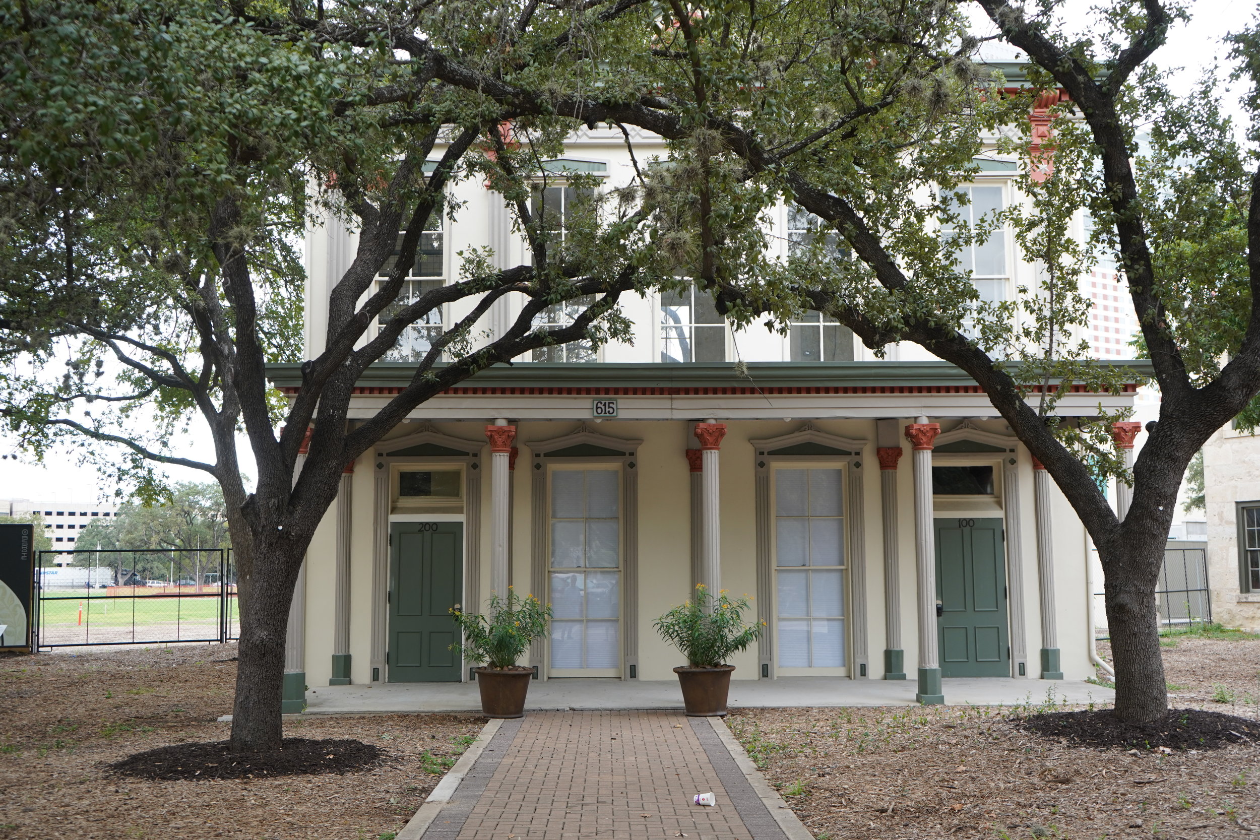 615 East Nueva Street