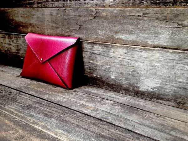 34-thirtyfour-leather-A5-envelope-pink-01sw_grande.jpg
