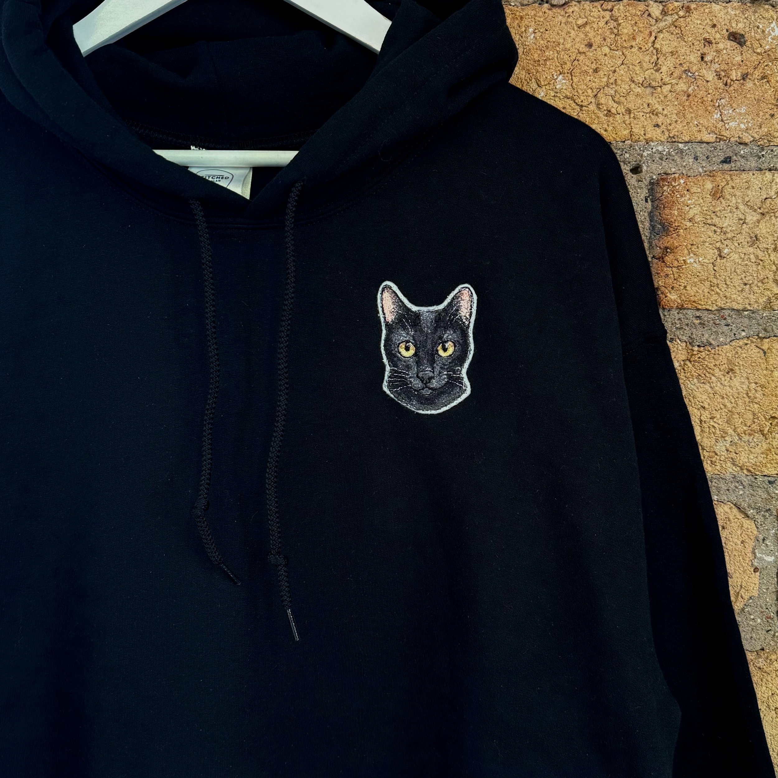 Love how much this little guys eyes pop on this black hoodie! 👀

#cat #embroidery #freehandembroidery #artist #maker #smallbusiness #shopsmall #art #sewing #commission  #blackcat #kitty