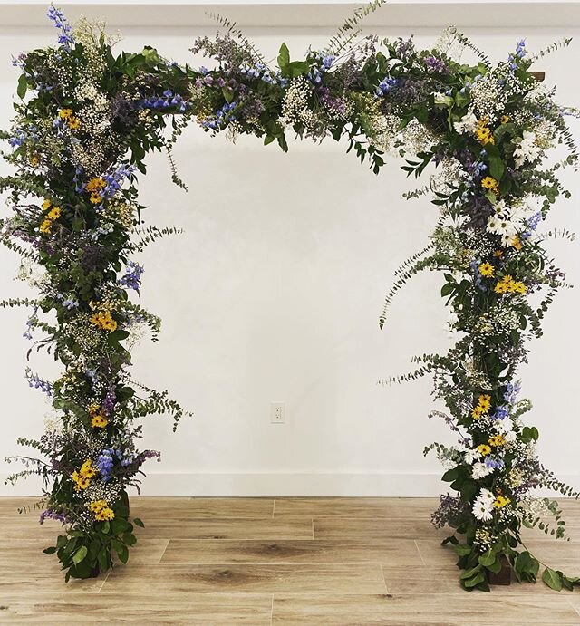 The first floral arch in @grandolbarn We are so incredibly excited to work with The Grand Ol&rsquo; Barn and help manifest the wedding you have always dreamed about! ❤️ #newsmyrnabeachfl #newsmyrna #centralfloridawedding #wildflowers #wildflowerarch 